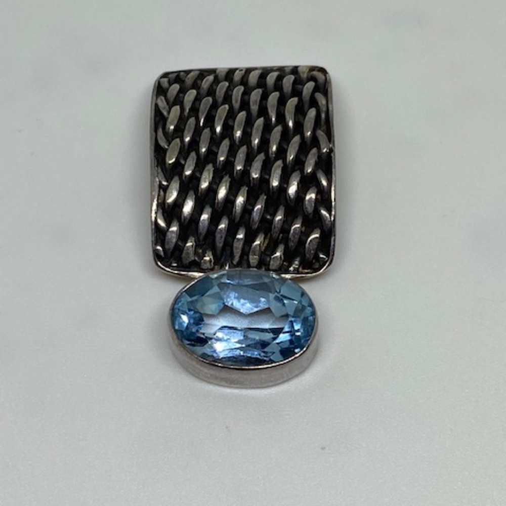 💋NWOT Sterling Basket Weave Blue Topaz Pendant